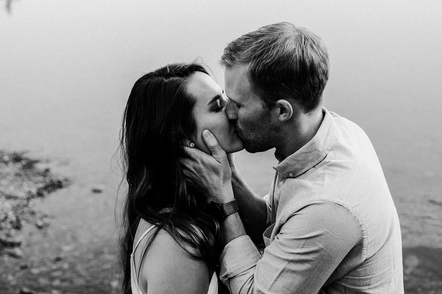 Couple kissing during Seattle Engagement Session | Meg Newton Photography 